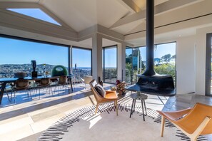 Smart-TV, Kamin, Bücher