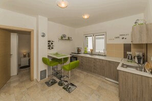 Family Apartment (A1) | Private kitchen | Fridge, microwave, oven, stovetop - Apartment Stichling (Vir)