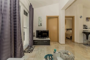Comfort Apartment (A2) | Living area | 100-cm flat-screen TV with satellite channels, TV - Apartment Stichling (Vir)