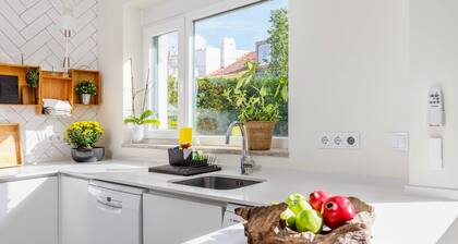 Laurentina House: Lisbon Charm & Garden