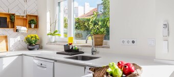 Laurentina House: Lisbon Charm & Garden