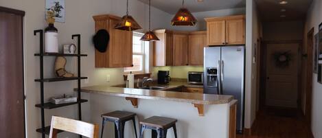 Réfrigérateur, four à micro-ondes, un four, surface de cuisson