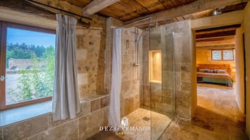 Douche, sĂšche-cheveux, serviettes fournies, savon