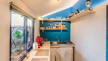 Jääkaappi, kahvin-/teenkeitin, keittoastiat/astiat/ruokailuvälineet