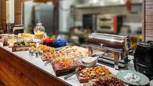 Un bufé con diferentes opciones de comida y una máquina de café.