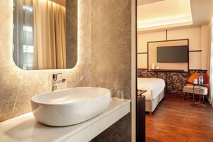 Suite, vista città | Bagno | Doccia, articoli per l'igiene personale ecosostenibili, asciugacapelli