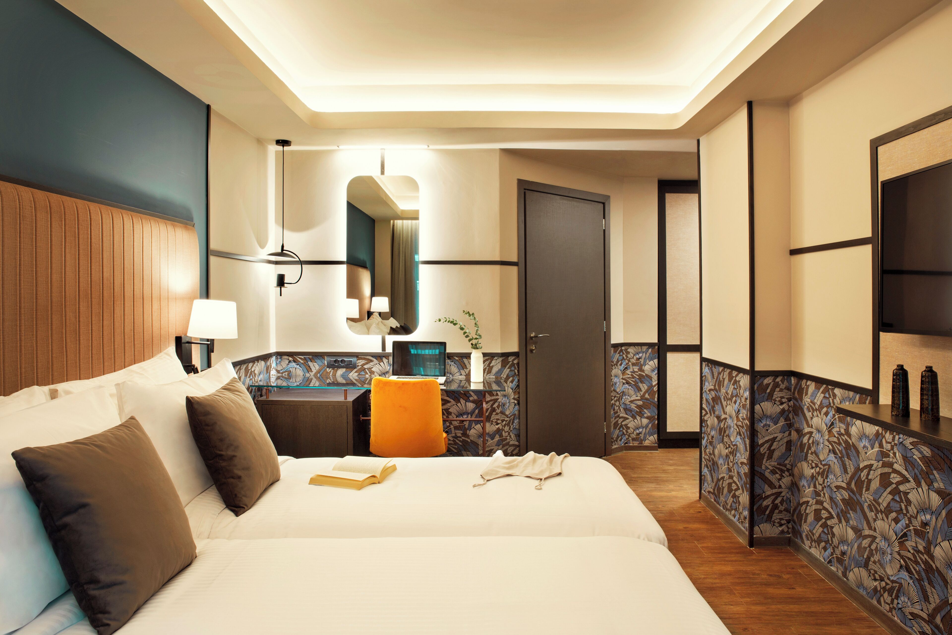 客房内保险箱、办公桌、笔记本电脑工作区、遮光窗帘