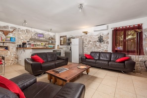 TV, fireplace - Holiday House Cave Romana (Pula)