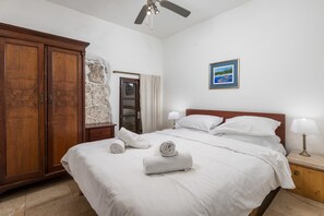 6 Schlafzimmer, Schreibtisch, Bügeleisen/Bügelbrett, WLAN