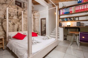 6 Schlafzimmer, Schreibtisch, Bügeleisen/Bügelbrett, WLAN