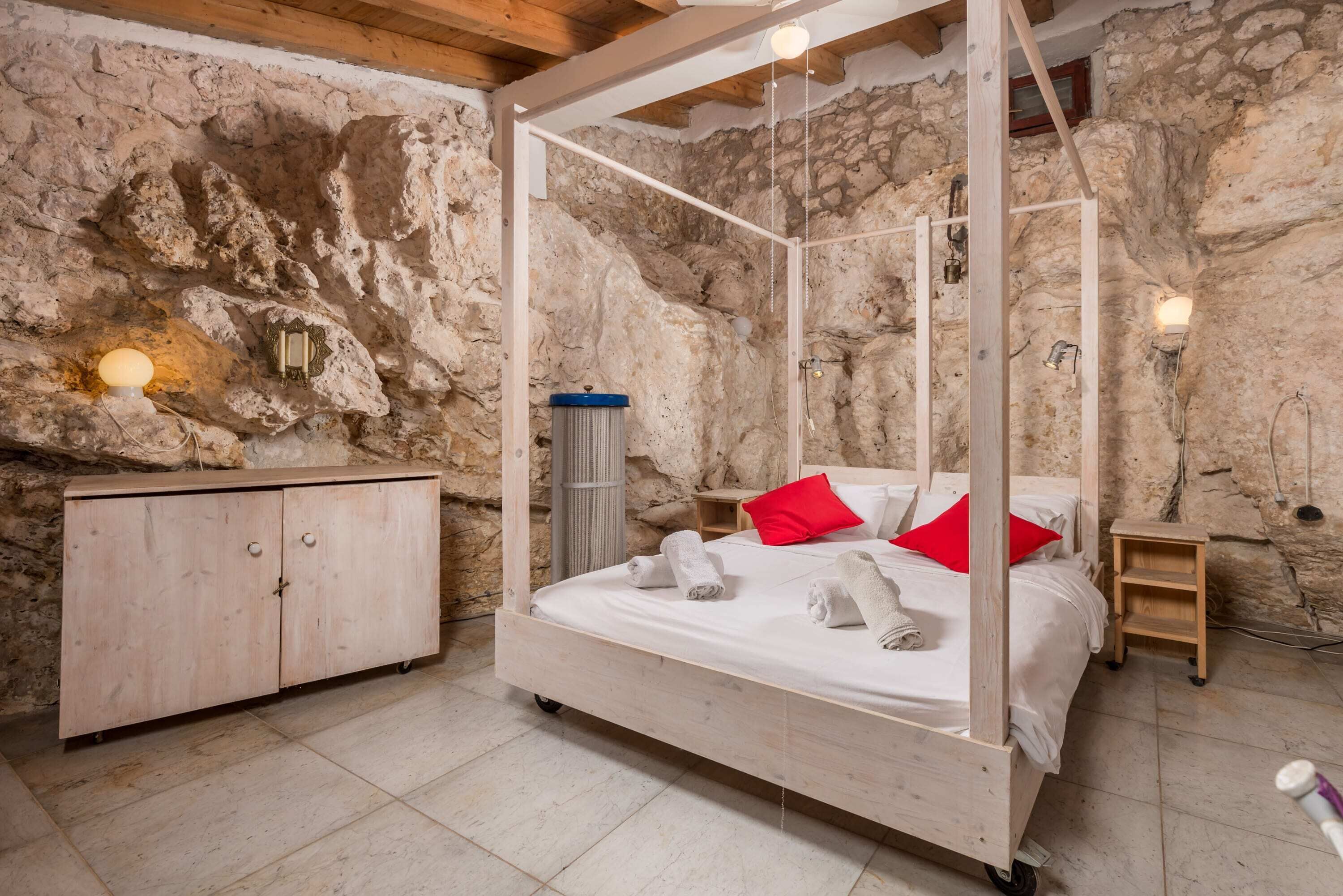 6 habitaciones, escritorio, tabla de planchar con plancha y wifi 