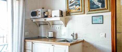 Réfrigérateur, micro-ondes, plaque de cuisson, cafetière/bouilloire