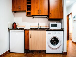 Jääkaappi, mikroaaltouuni, liesi, kahvin-/teenkeitin