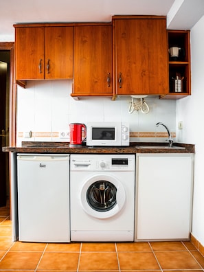 Fridge, microwave, coffee/tea maker, electric kettle