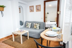 Iron/ironing board, free WiFi, bed sheets