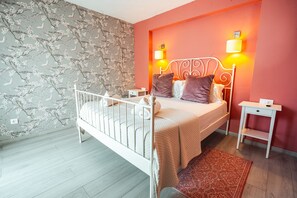 Iron/ironing board, free WiFi, bed sheets