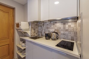 Refrigerador, microondas, cafetera y tetera y tetera eléctrica 