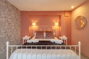 Tabla de planchar con plancha, wifi gratis y ropa de cama 