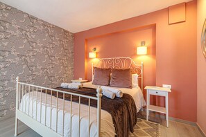 Iron/ironing board, free WiFi, bed sheets