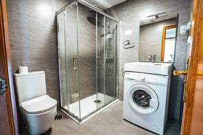 Dusche, Haartrockner, Handtücher, Seife