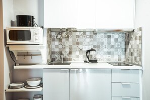Réfrigérateur, four à micro-ondes, cafetière-théière