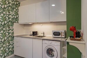 Een koelkast, een microgolfoven, een koffiezetapparaat/waterkoker