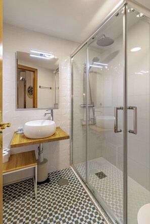 Dusche, Haartrockner, Handtücher, Seife