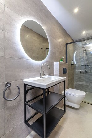 Shower, free toiletries, hair dryer, slippers - Ancha Village | Boho Suite (Marbella)