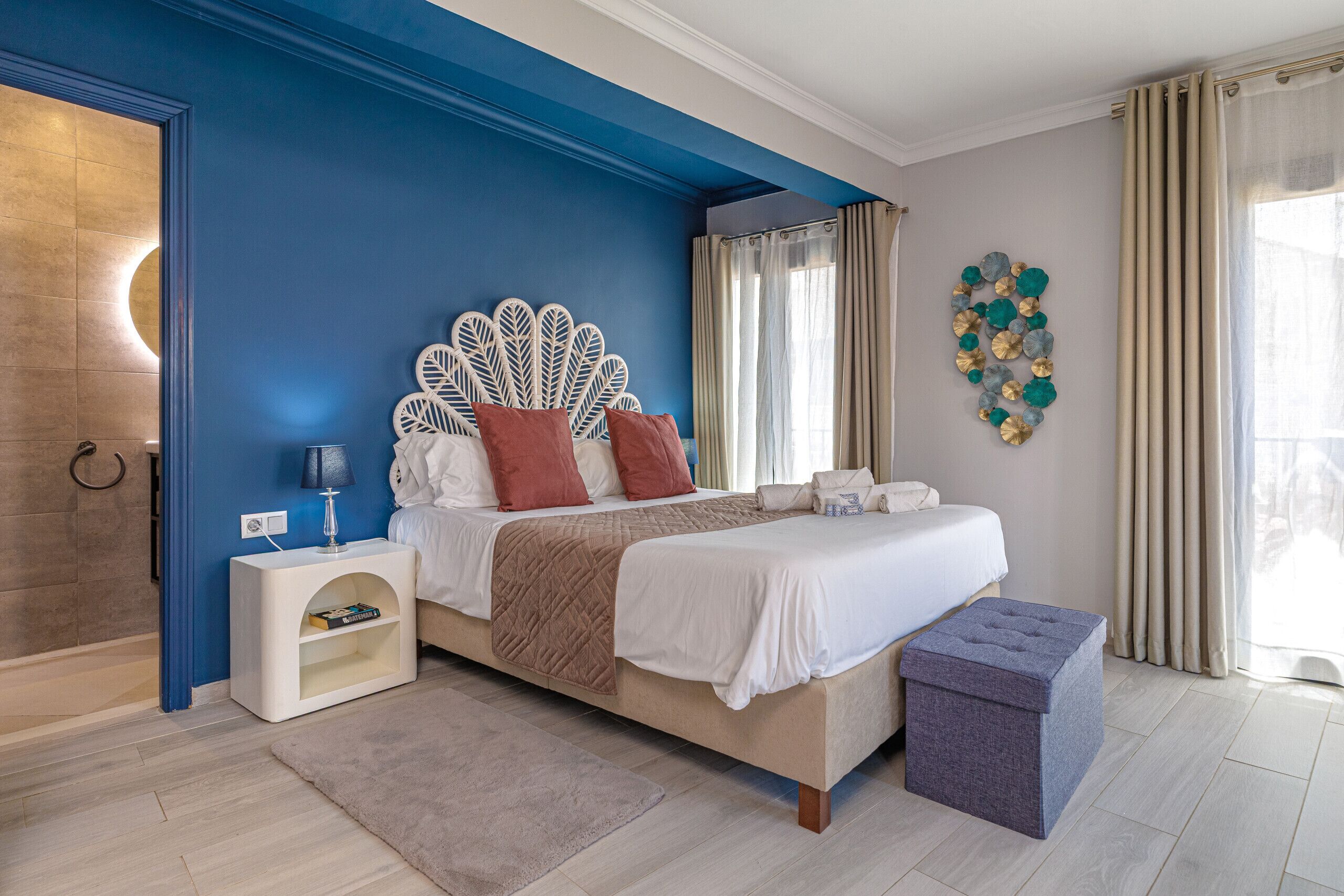 Une chambre à coucher comprenant un lit, une table de chevet et un élément décoratif mural.