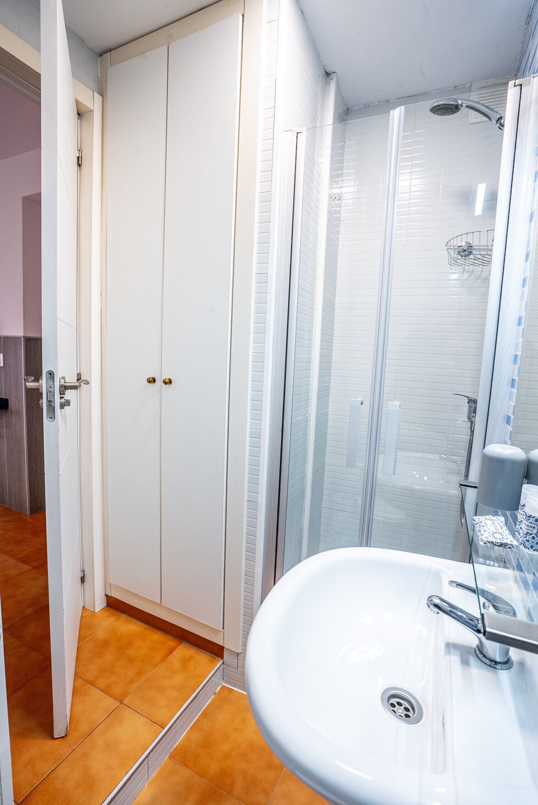 Douche, serviettes fournies, savon, shampooing