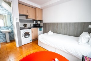 1 habitación, tabla de planchar con plancha, wifi gratis y ropa de cama 