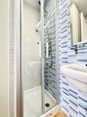 Dusj, håndklær, såpe og sjampo