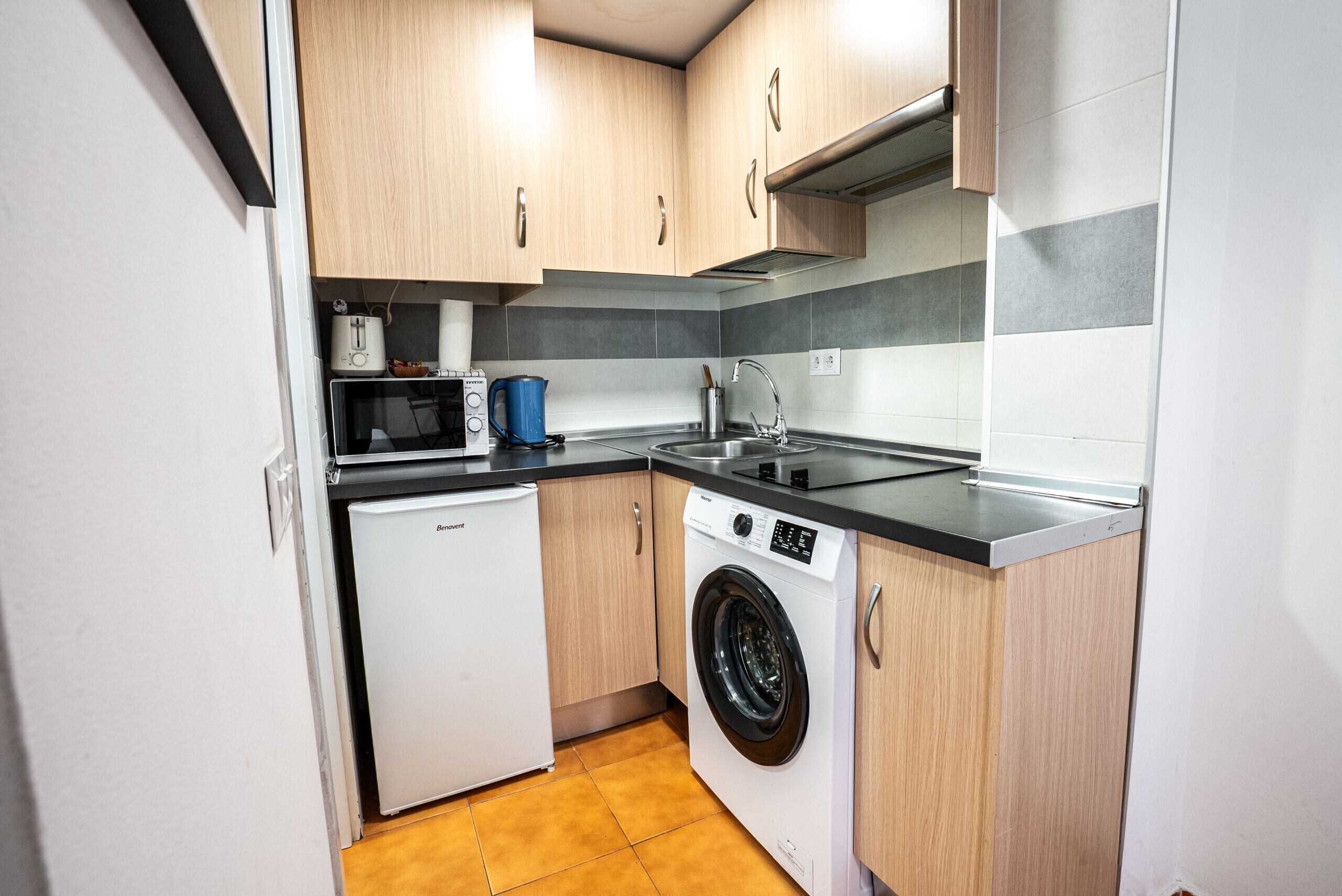 Kühlschrank, Mikrowelle, Wasserkocher mit Kaffee-/Teezubehör