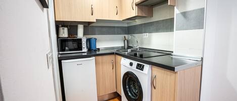 Kühlschrank, Mikrowelle, Wasserkocher mit Kaffee-/Teezubehör