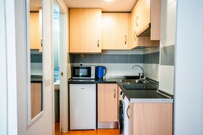 Een koelkast, een microgolfoven, een koffiezetapparaat/waterkoker