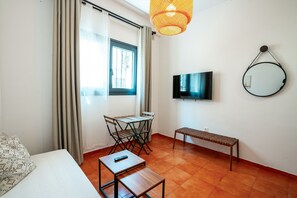 Iron/ironing board, free WiFi, bed sheets