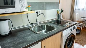 Wasserkocher mit Kaffee-/Teezubehör, Kühlschrank, Mikrowelle