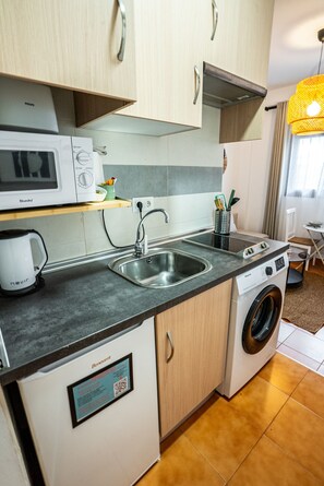 Fridge, microwave, coffee/tea maker, electric kettle