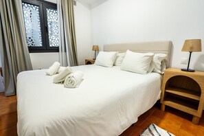 Een strijkplank/strijkijzer, gratis wifi, beddengoed