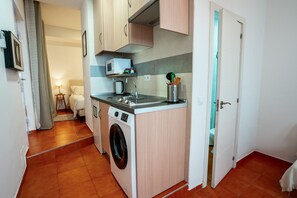 Fridge, microwave, coffee/tea maker, electric kettle