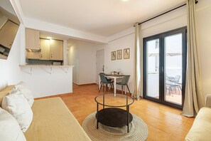 Un apartamento moderno con cocina, comedor y un balcón con vistas.
