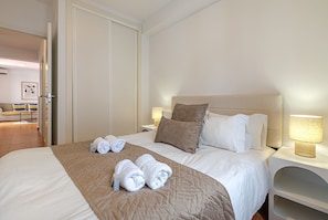 Tabla de planchar con plancha, wifi gratis y ropa de cama 
