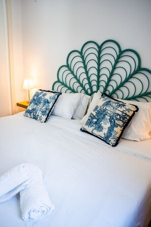 Tabla de planchar con plancha, wifi gratis y ropa de cama 