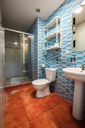 Suihku, hiustenkuivaaja, pyyhkeet, saippua