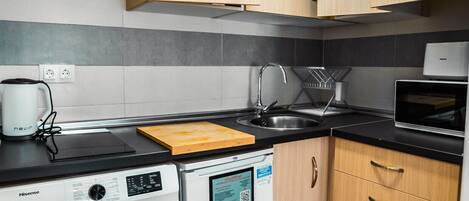 Jääkaappi, mikroaaltouuni, kahvin-/teenkeitin, vedenkeitin