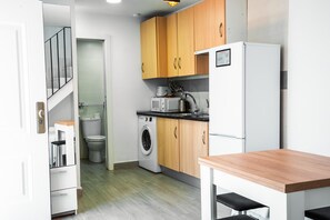 Geladeira, micro-ondas, cafeteira/chaleira, chaleira elétrica