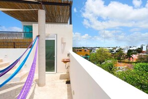 Terrace/patio - Downtown Views: 1BR, Rooftop Pool, Fast WiFi (Playa del Carmen)