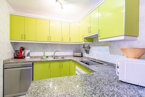 Jääkaappi, mikroaaltouuni, uuni, astianpesukone