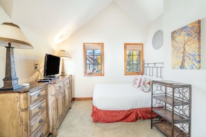 4 habitaciones, escritorio y tabla de planchar con plancha