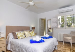 6 Schlafzimmer, Schreibtisch, Bügeleisen/Bügelbrett, Reisekinderbett